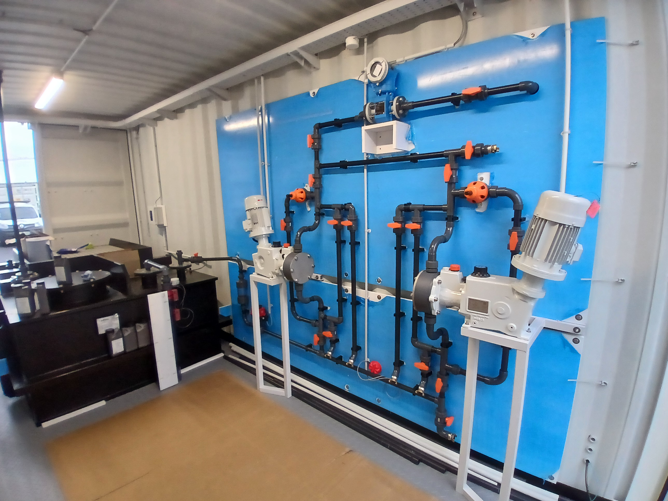 Indispensable pour limiter les coûts d’installation sur site de tout matériel d’instrumentation ou de contrôle, la mise en container est un solution clé en main fiable